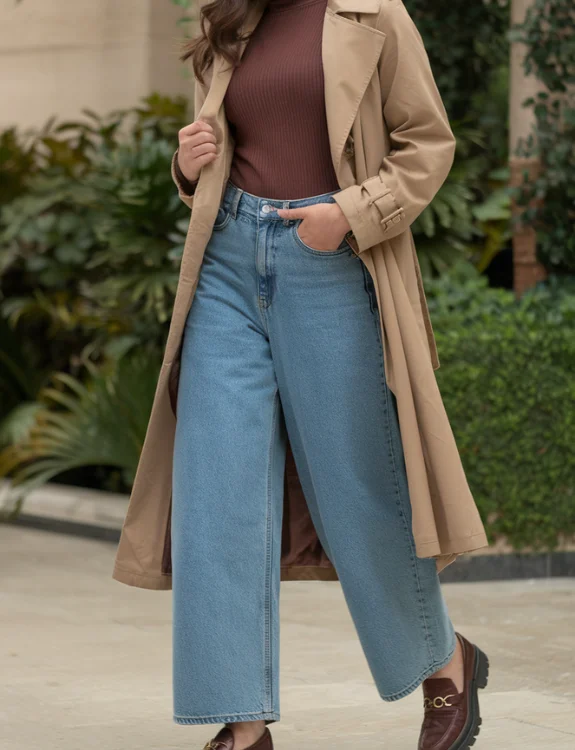 Baggy Jeans with Fitted Turtleneck and Trench Coat